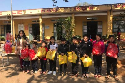 Hình ảnh tặng qùa tết học sinh có hoàn cảnh khó khăn