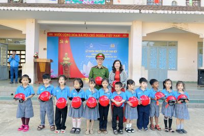 TUYÊN TRUYỀN VÀ KÍ CAM KẾT KHÔNG SỬ DỤNG TÀNG TRỮ CÁC LOẠI PHÁO NỔ, VẬT LIỆU NỔ